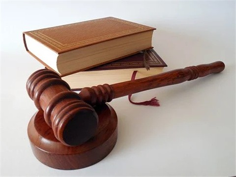 當初交定金談時候說是可以退還定金的，現在說我們違約超過約定時間
